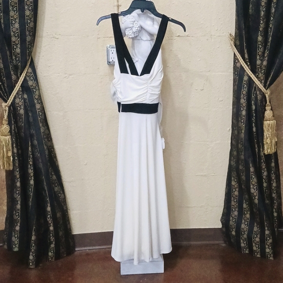 Elegant dress - Picture 3 of 3